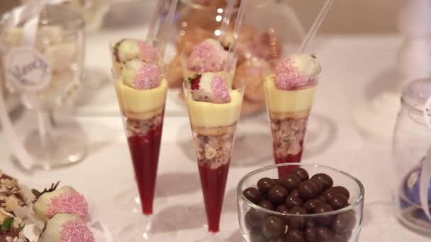 Dulces Lujo Vaso Sobre Una Mesa Festivamente Decorada Restaurante Fondo — Vídeo de stock