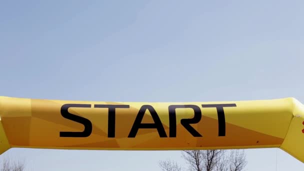 Word Start Жовтому Надувному Банері Блакитному Небі — стокове відео