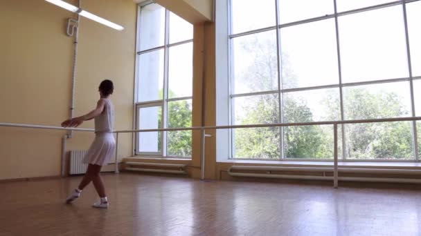 Joven Bailarina Delgada Vestido Blanco Bailando Cerca Una Gran Ventana — Vídeo de stock
