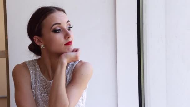 Giovane Ballerina Stanca Seduta Davanzale Vicino Una Grande Finestra Uno — Video Stock