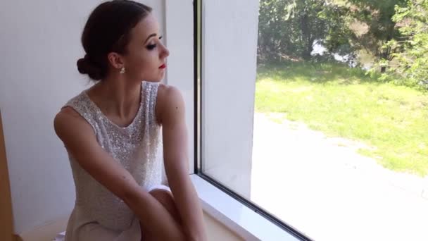 Ung Trött Flicka Ballerina Sitter Fönsterkarmen Nära Ett Stort Fönster — Stockvideo