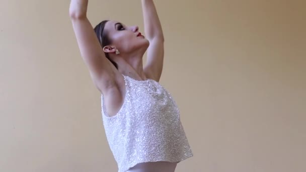 Junge Schlanke Balletttänzerin Weißen Kleid Tanzt Einem Studio — Stockvideo