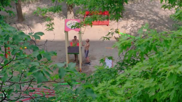 Grupo Trabajadores Gente Construyendo Parque Infantil Cildrens Día Caluroso Verano — Vídeo de stock