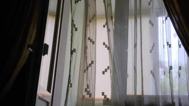 朝の風の透明な窓のカーテン 開いたバルコニーのドアに行く男 — ストック動画