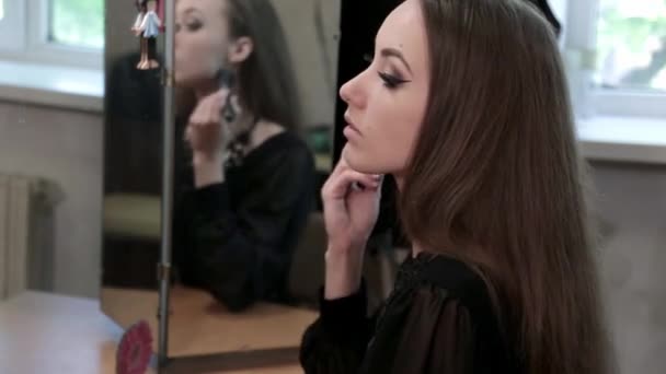 Hermosa Joven Morena Vestida Con Vestido Negro Haciendo Maquillaje Mirando — Vídeos de Stock