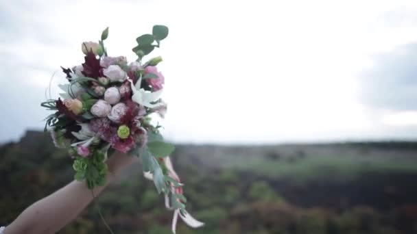 Panna Młoda Trzyma Piękne Kwiaty Bukiet Róż Eustomas Zewnątrz — Wideo stockowe