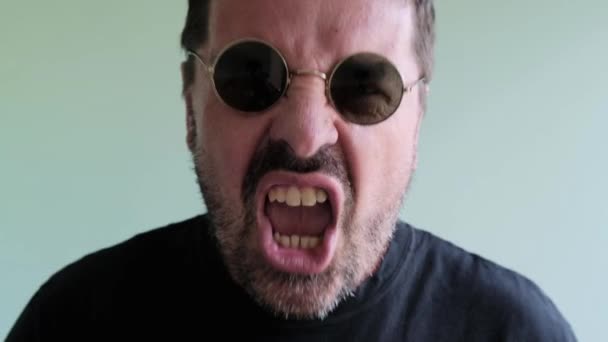 Retrato Adulto Irritado Gritando Homem Barbudo Uma Camiseta Preta Óculos — Vídeo de Stock