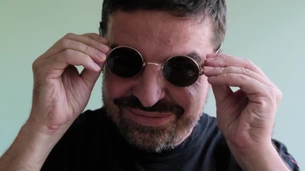 Portrét Šťastného Dospělého Vousatého Muže Černém Tričku Zeleném Kulatém Brýlích — Stock video
