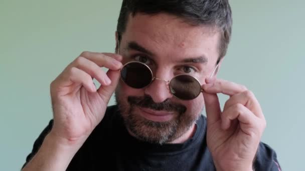 Retrato Homem Barbudo Adulto Feliz Uma Shirt Preta Óculos Redondos — Vídeo de Stock