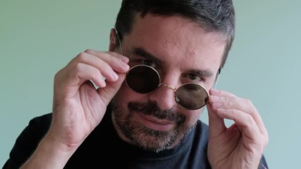 Retrato Hombre Barbudo Adulto Feliz Una Camiseta Negra Gafas Redondas — Vídeo de stock