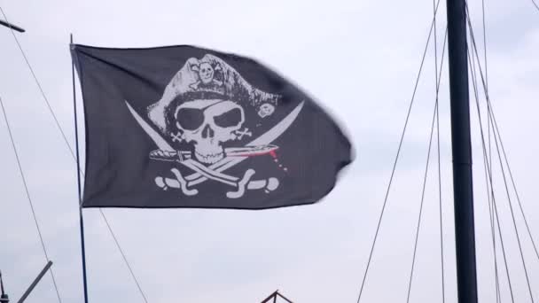 Pirate Flag Jolly Roger Hanging Ship Mast Blue Sky Background — Stock Video