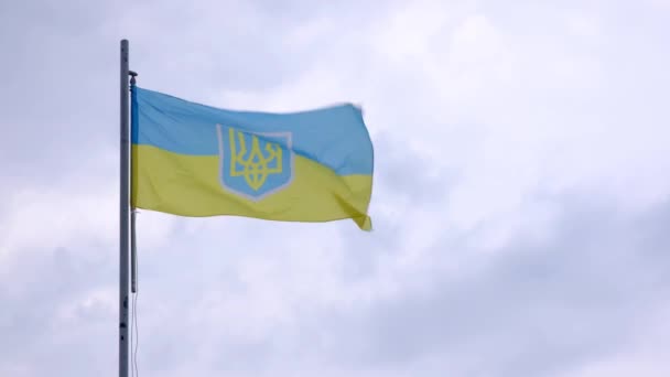 Bandera Ucrania Con Tridente Sobre Fondo Cielo Azul Día Ventoso — Vídeos de Stock