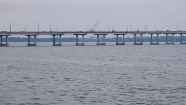 Автомобілі Їздять Великому Бетонному Мосту Через Річку Місті Кран Вантажівки — стокове відео