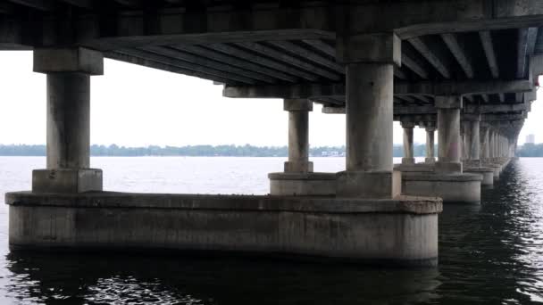 Suportes Concreto Uma Ponte Sobre Rio Vista Debaixo Ponte — Vídeo de Stock