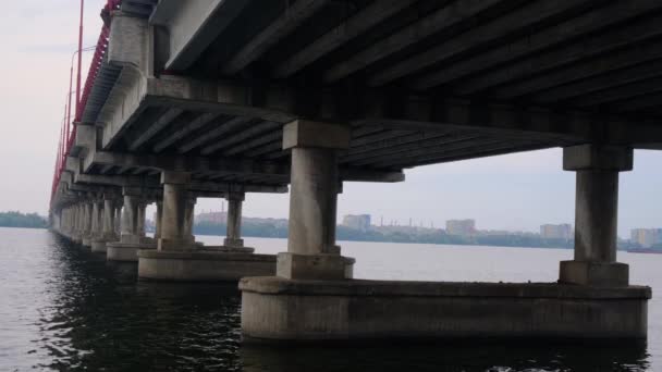 Soportes Hormigón Puente Sobre Río Vista Desde Debajo Del Puente — Vídeo de stock