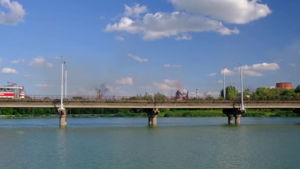 Tram Muove Lungo Ponte Sul Fiume Uno Sfondo Piante Cielo — Video Stock