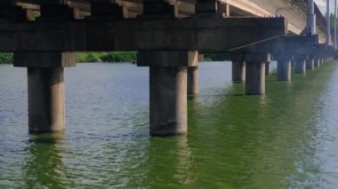 Nehir üzerinde bir köprünün beton desteği.