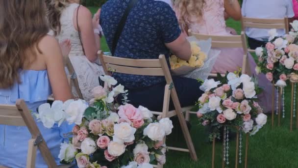 Gäster applåder sitter på en bröllopsceremoni — Stockvideo