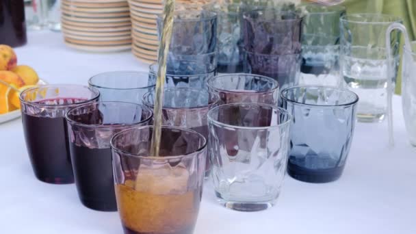 侍者在宴会上把果汁倒进玻璃杯里 特写视图 — 图库视频影像