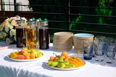 Soğuk içecekler, Meyve suları ve su ve bir ziyafet sekmesinde dilimlenmiş meyve