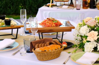 Taze Salata ile süslenmiş bir ziyafet masada ahşap bir tabak üzerinde 