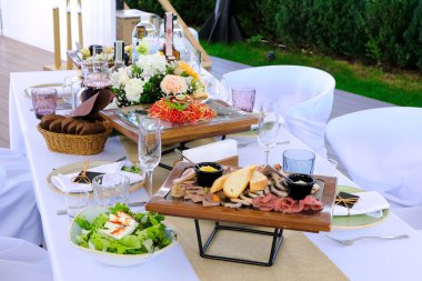 Ahşap tepsiler üzerinde lezzetli yemekler ve bir ziyafet masasında içecekler i