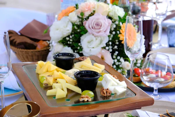 Several  kinds of Cutted Cheese on a wooden tray on a banquet ta — Stock Photo, Image