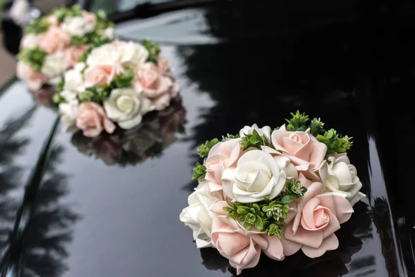 Bouquets de rosas na superfície de um casamento preto decorado ca — Fotografia de Stock