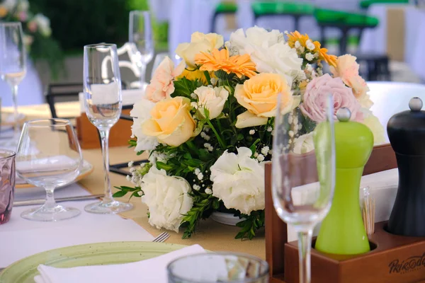 Kytice růží na zdobený banket v luxusní restaura — Stock fotografie