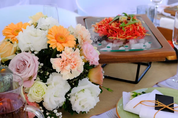 Květinové Buket a salát na zdobený banket v luxusu — Stock fotografie