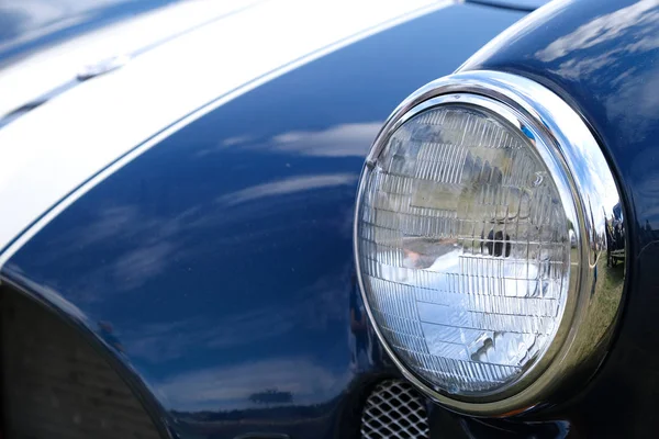 Farol e capuz de carro de corrida azul retro ckose-up . — Fotografia de Stock