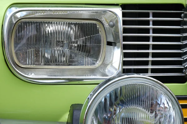 Εμπρόσθιους λαμπτήρες και καλοριφέρ από vintage πράσινο αυτοκίνητο ckose-up. — Φωτογραφία Αρχείου