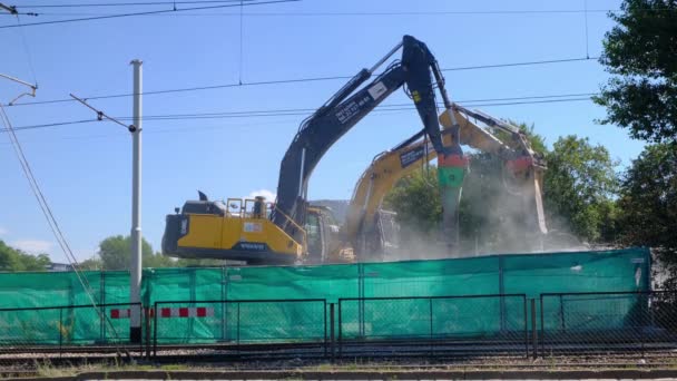 ヴロツワフ ポーランド 2019年 掘削機は 市内の建設現場でコンクリートの閉塞を引き起こす作業に取り組んでいます サウンドと映像 都市生活のノイス — ストック動画
