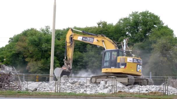 ヴロツワフ ポーランド 2019年 掘削機は 市内の建設現場でコンクリートの閉塞を引き起こす作業に取り組んでいます サウンドと映像 都市生活のノイス — ストック動画