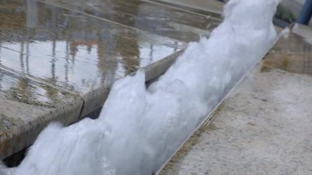 Vatten häller i betong stad fontän närbild på en sommardag. — Stockvideo