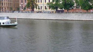 Wroclaw, Polonya - Ağustos, 2019. Tarihi şehir merkezinde Odra nehri üzerinde turistlerin seyahat ile Zevk tekneler.