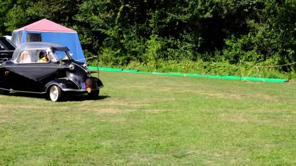 Starý ročník černého auta Messerschmitt na výstavě retro autosalonu — Stock video