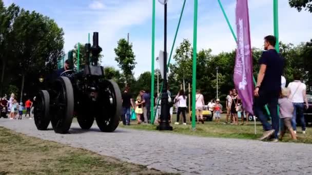 Старий вінтажний чорний трактор на виставці ретро моторного шоу в сонячний літній день. — стокове відео