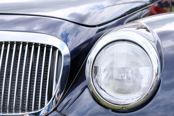 Reflektory, grzejnik i kaptur z luksusowego retro niebieski samochód ckose-up — Zdjęcie stockowe