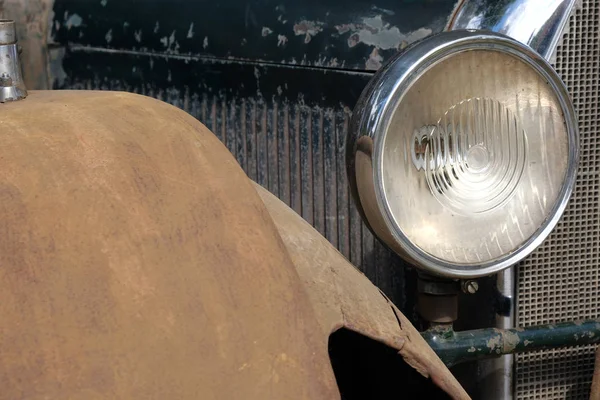 Headlight and radiator  of old  retro vintge rusty car ckose-up. — Stock Photo, Image