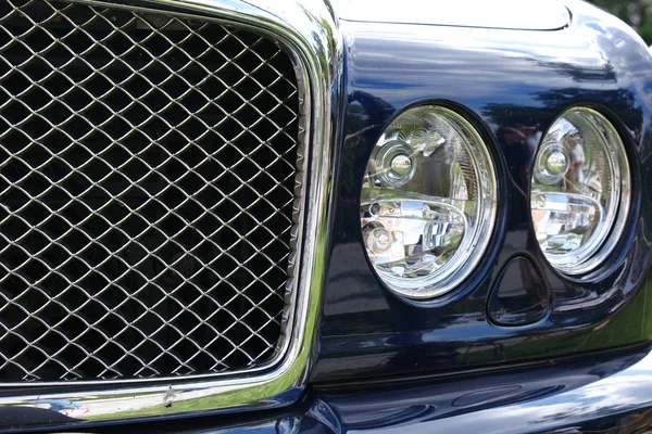 Headlights , radiator of luxury retro vintge blue car ckose-up. — Stock Photo, Image