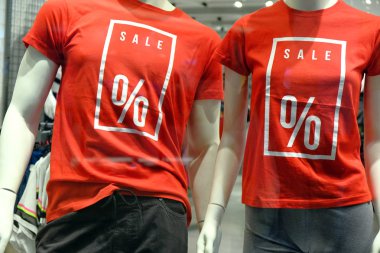 İşaretler Reklam ile T-Shirt İki Mankenler ile Butik Pencere