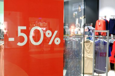 Kadın Giydirme Için İşaretler Reklam Satışı ile Butik Pencere
