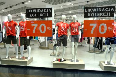 Tabela İlanı Ile Spor T-Shirt Mankenler ile Butik Pencere