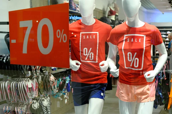 Tabela Advertis ile T-Shirt Mankenler ile Butik Pencere