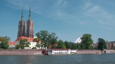 Wroclaw, Polonya - Ağustos, 2019. Tarihi şehir merkezinde Odra nehri üzerinde turistlerin seyahat ile Zevk tekneler.