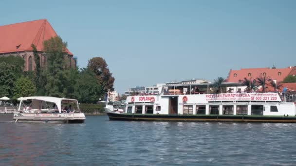 Wroclaw Polen Augustus 2019 Plezierboten Met Toeristen Reizen Rivier Odra — Stockvideo