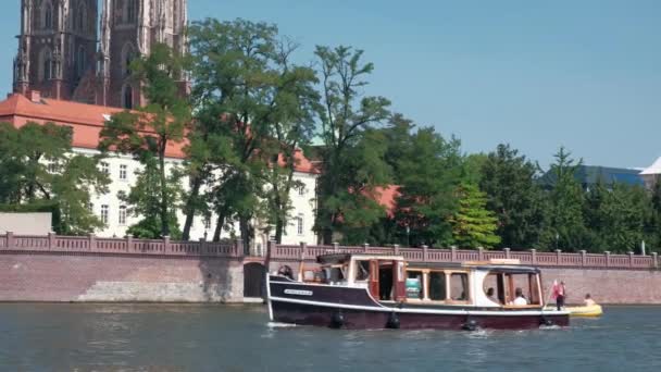 Wroclaw Polen Augustus 2019 Plezierboten Met Toeristen Reizen Rivier Odra — Stockvideo