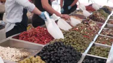 Bir pazar penceresinde satılık çeşitli marine zeytin. Akdeniz lezzetleri, diyet sağlıklı gıda.