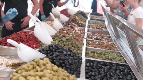 Olika Marinerade Oliver Till Salu Ett Marknads Fönster Medelhavsdelikatesser Diet — Stockvideo